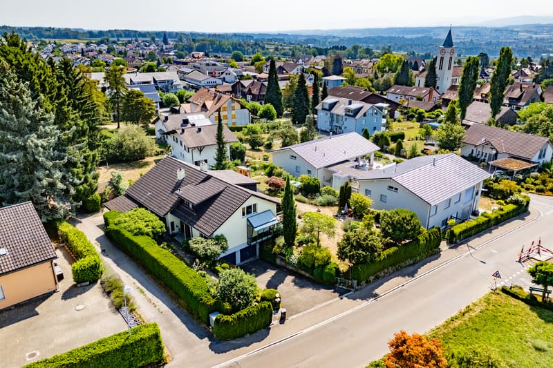 in einem ruhigen und zentralen Wohnquartier eingebettet