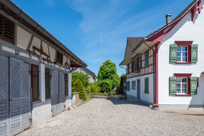 grossflächiger Vorplatz