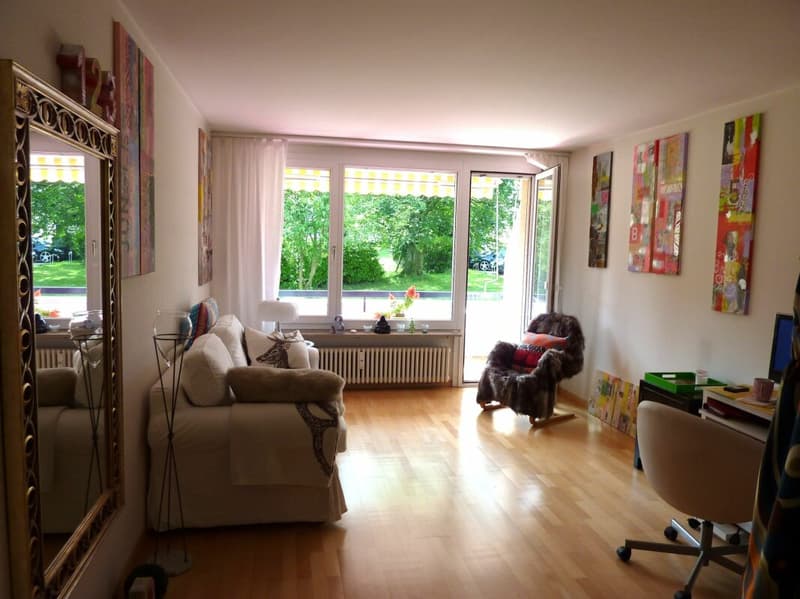 Wohnzimmer mit Blick zum Balkon