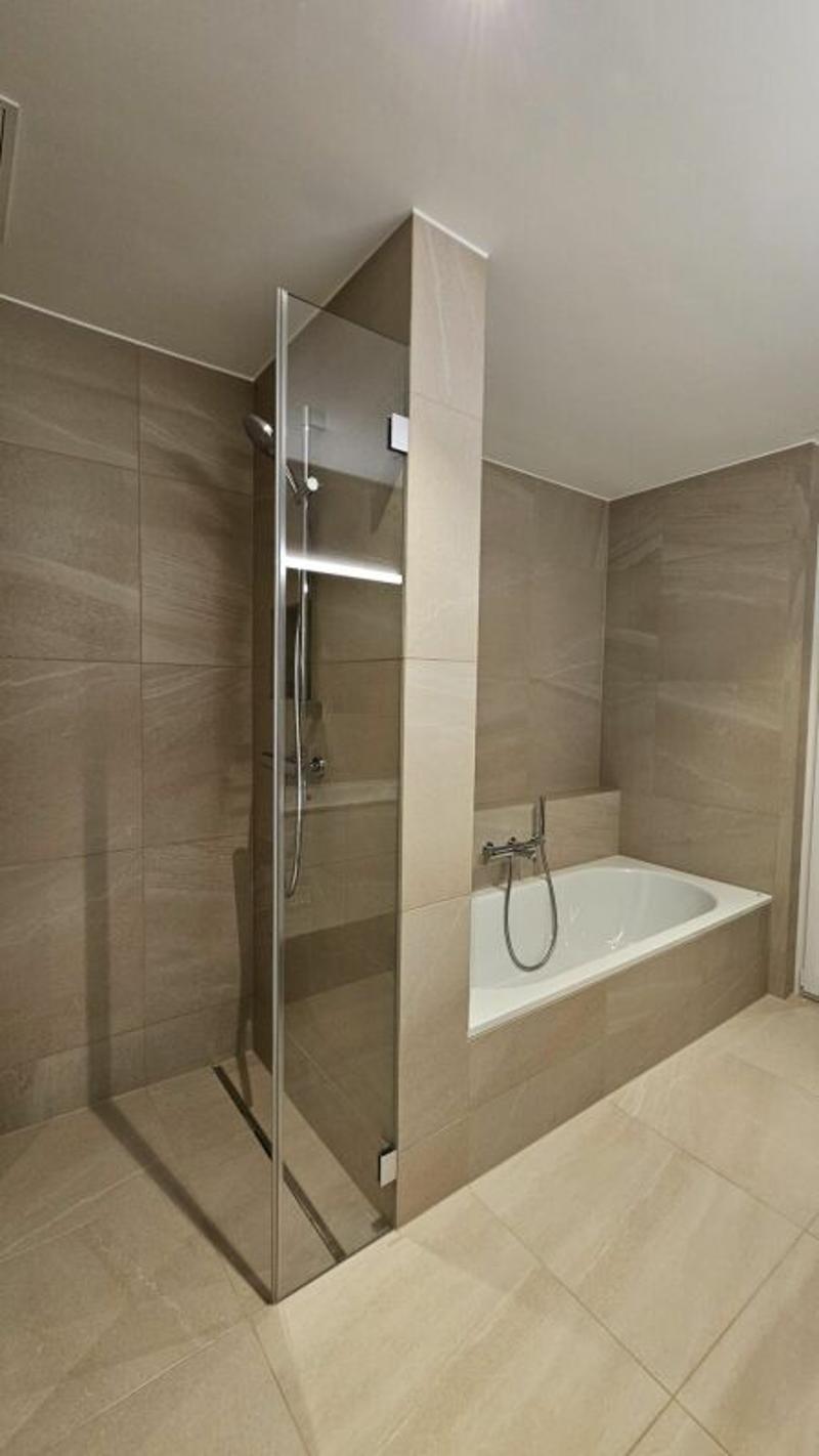 Badezimmer mit Dusche und Wanne