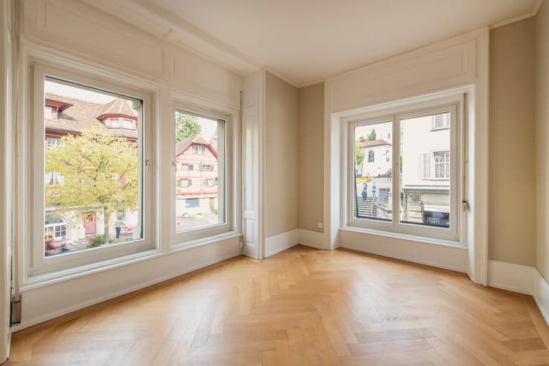 empty room, large windows, parquet floor, beige walls, large windows with view