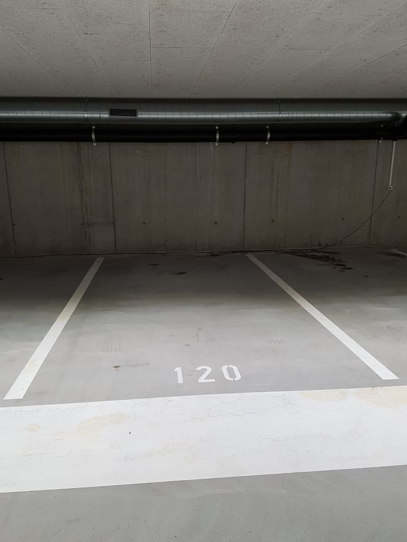 Parkplatz in Einstellhalle zu vermieten (2)