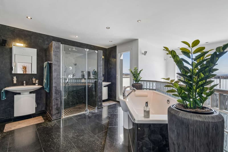 Master Bedroom mit freistehender Badewanne