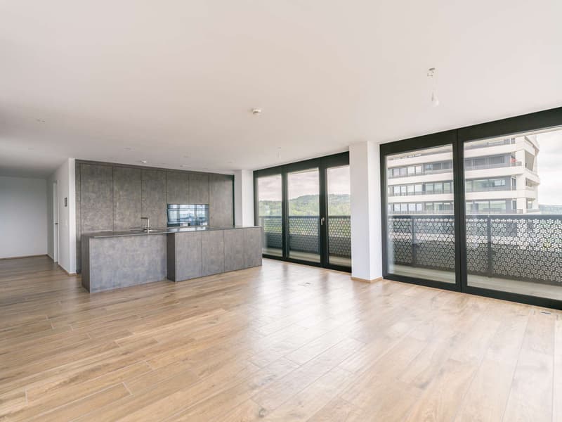 Above the Clouds: Exclusive 5.5-Room Apartment on the 31st Floor with Panoramic View (4)
