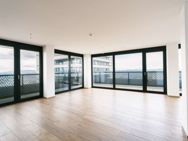 Above the Clouds: Exclusive 5.5-Room Apartment on the 31st Floor with Panoramic View (5)