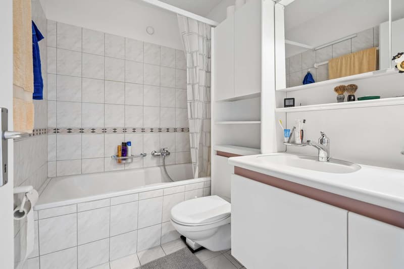 Gepflegtes Badezimmer mit viel Stauraum