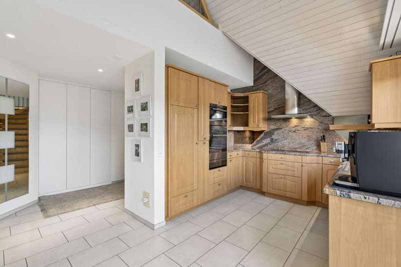 Küche im Landhausstil mit Granitabdeckung