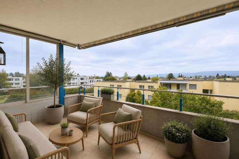 Einrichtungsbeispiel: Sonniger Balkon mit Platz zum Entspannen und Geniessen