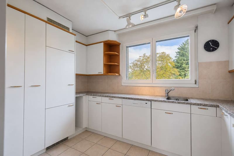 Funktionale Küche mit Tageslicht und praktischem Grundriss