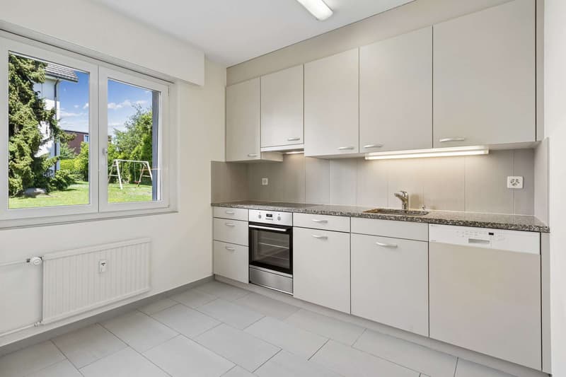 Wohnküche 7.7 m² in L-Form mit Platz für Tisch oder zusätzliche Arbeitstheke