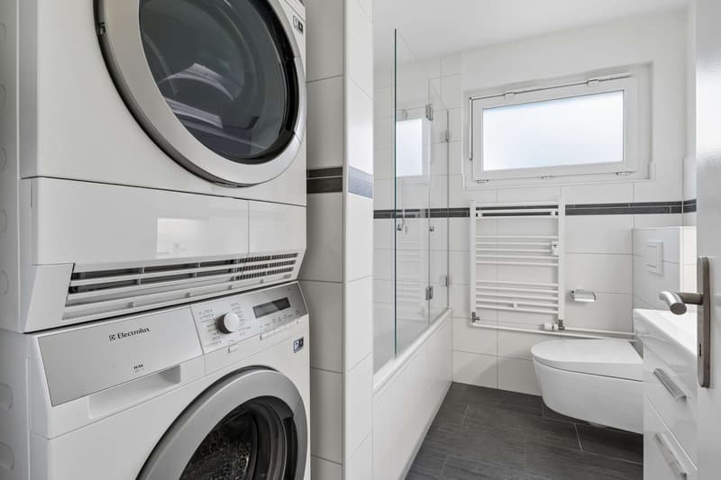 Elegantes Badezimmer 5.54 m² mit Waschturm und Tageslicht
