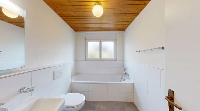4.5 Zimmer Dachwohnung - Nasszelle mit Badewanne