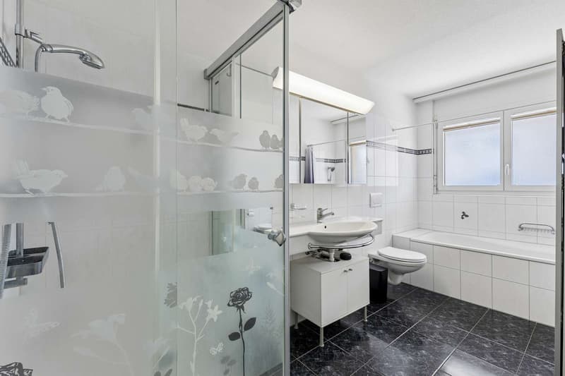 Praktisches Badezimmer mit Badewanne, Dusche und Tageslicht
