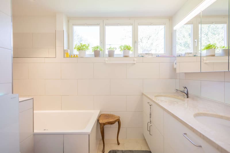 Helles Bad mit Badewanne und Tageslicht