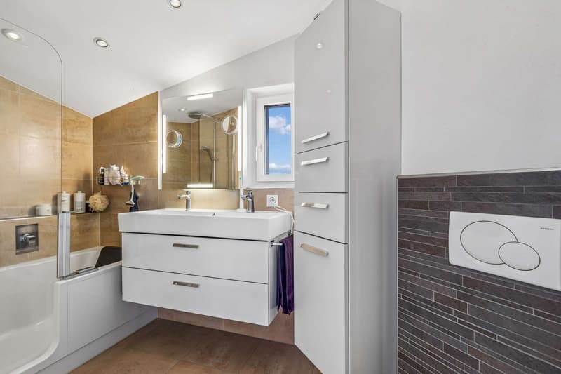Renoviertes Badezimmer mit Twinline-Badewanne