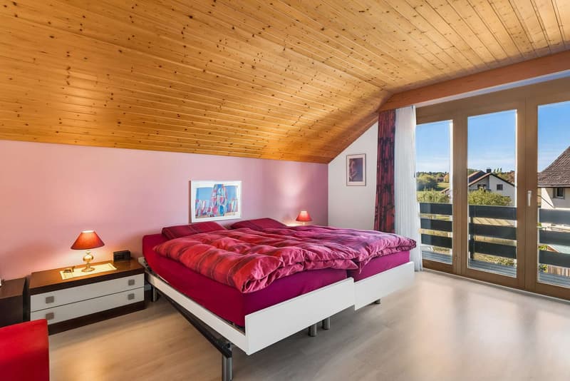 Gemütliches Schlafzimmer mit Balkonzugang