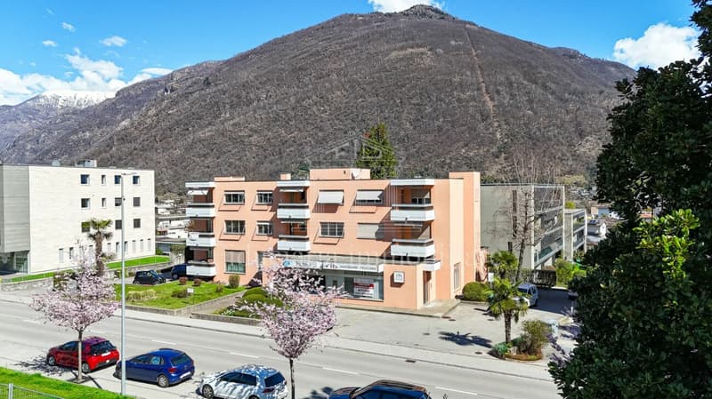 LOSONE - Spazio commerciale luminoso e versatile in posizione centrale (1)