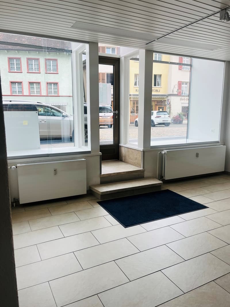 Eingang mit Schaufensterfront