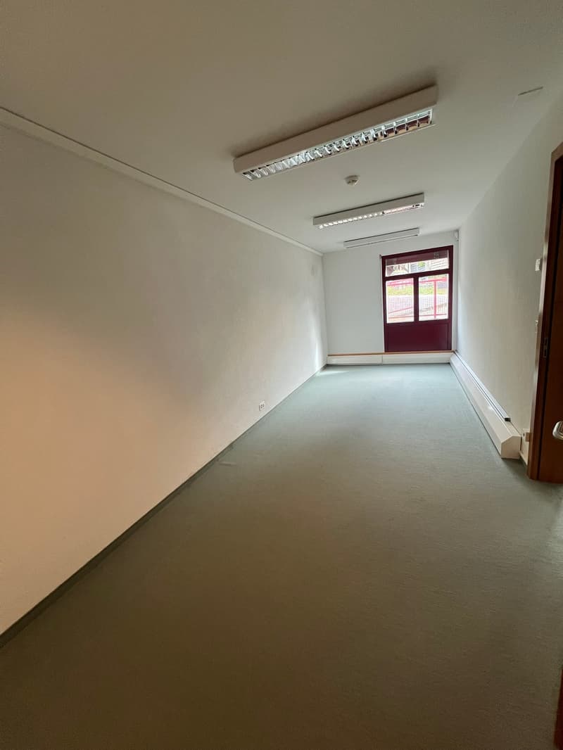 Versatile service/commercial space (4)