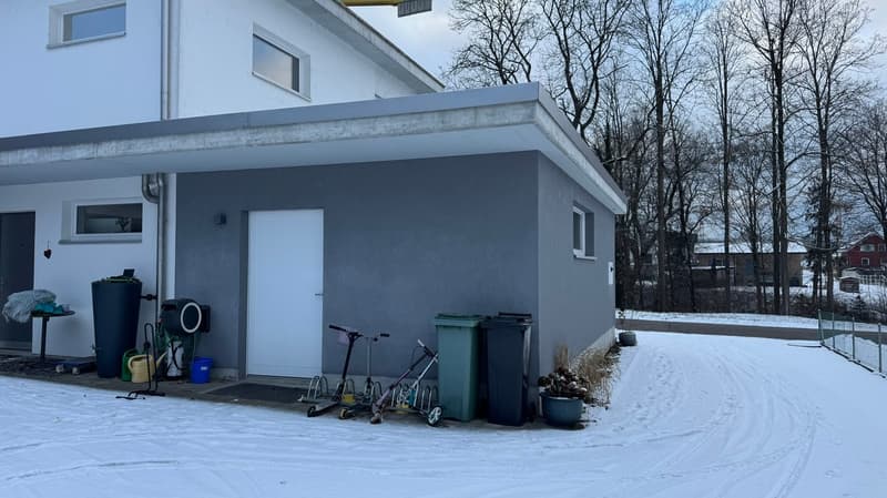 Versatile commercial/service space in central location (2)