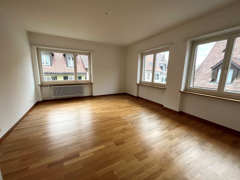 Grosszügiges, helles Schlafzimmer mit Parkettboden