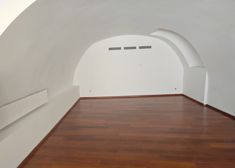 Central commercial space in Liestal – 98 m² with shopfront and vaulted room (1)