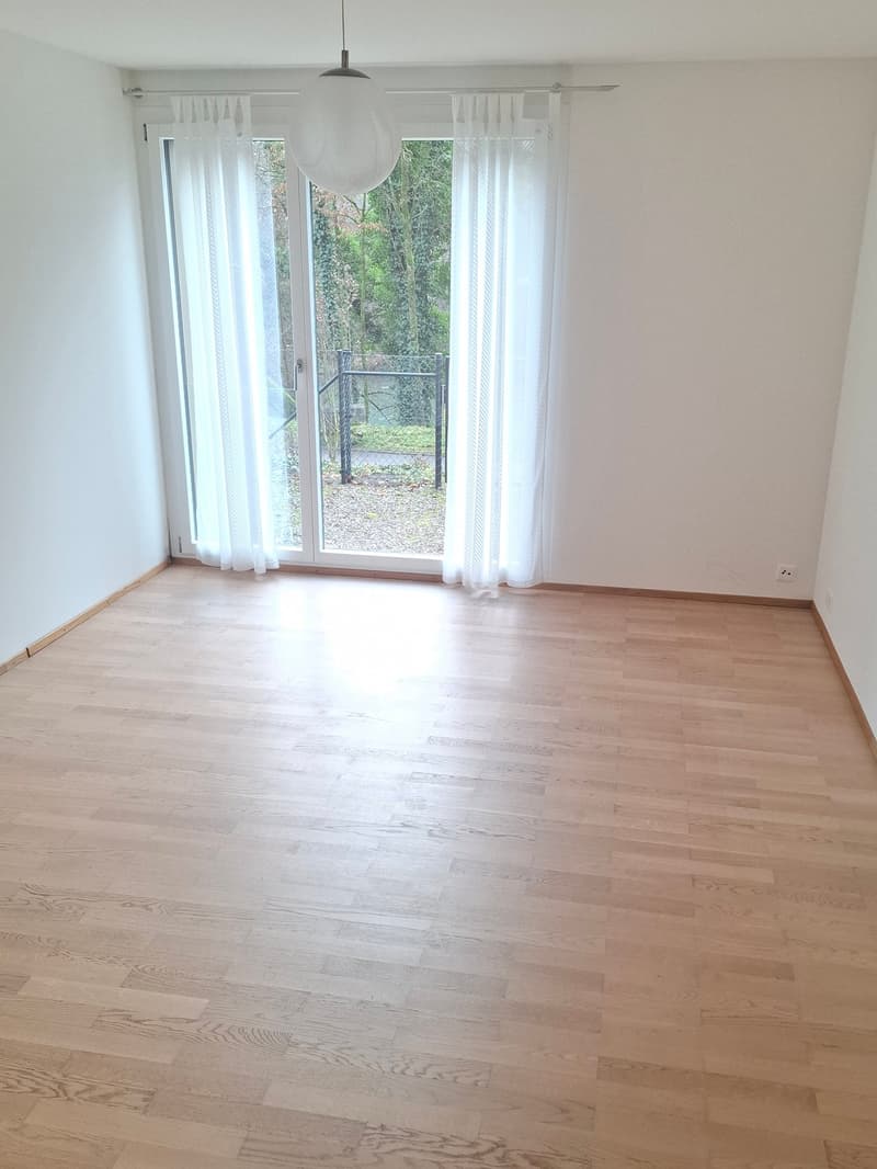 Moderne 2.5-Zimmer-Wohnung mit Balkon in Grellingen (3)