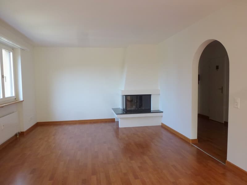 Wohnzimmer mit heimeligem Cheminéee für die kalten Tage