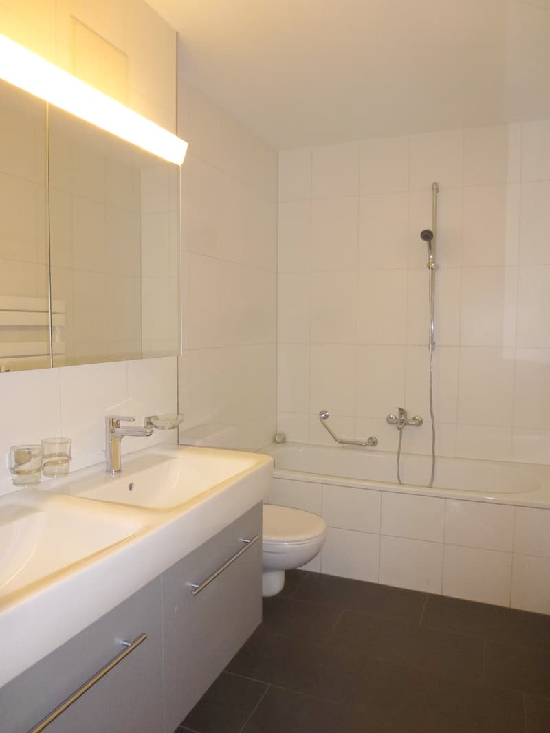 Modernes, neues Badzimmer