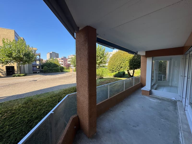 Balcony with railing, pillar, glass floor