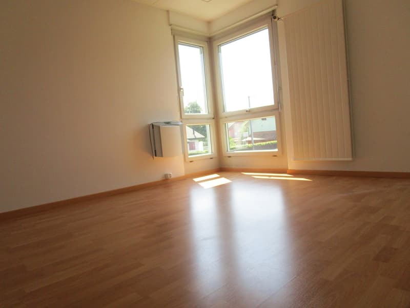 Près de la ville et du lac - appartement de 3 pièces ensoleillé avec balcon couvert (2)