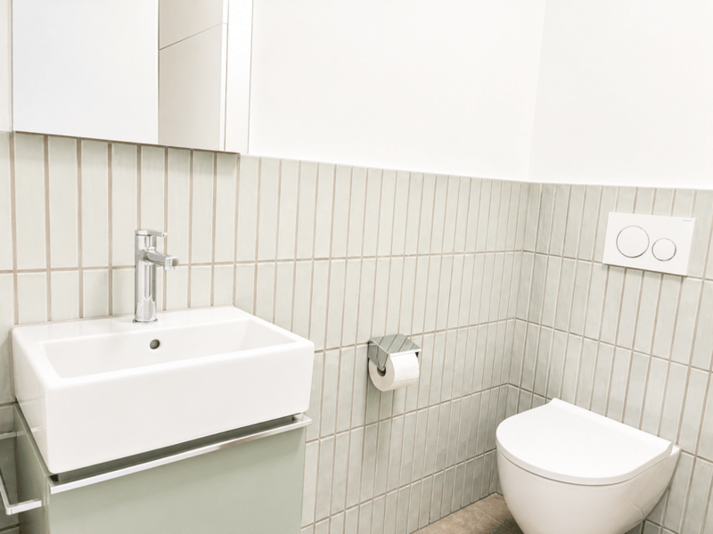 separates Gäste-WC mit Waschturm