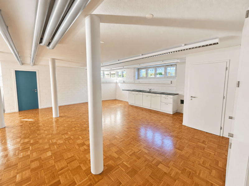 Raum Souterrain mit Einbauküche