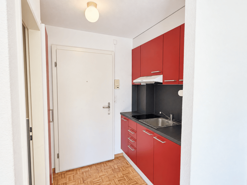 Entrée mit Garderobe und Küche