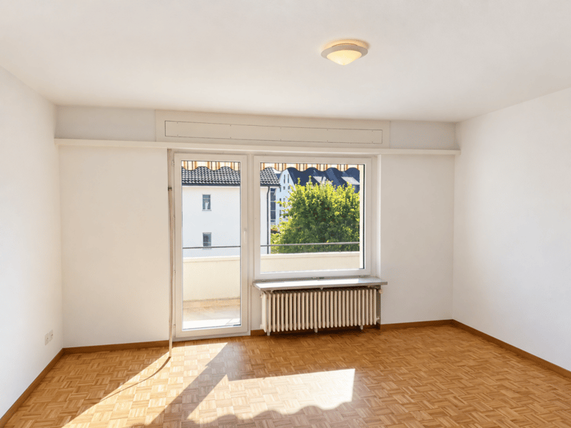 Helles Zimmer mit Balkon