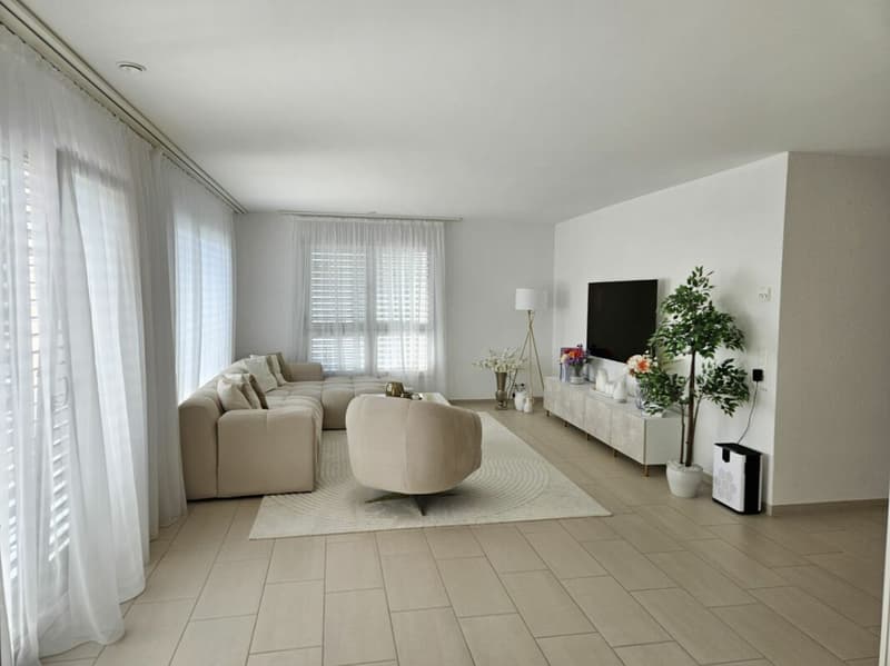 Exklusive 3.5 Zimmer Attika-Wohnung im Eigentumsstandard mit 2 Terrassen (2)