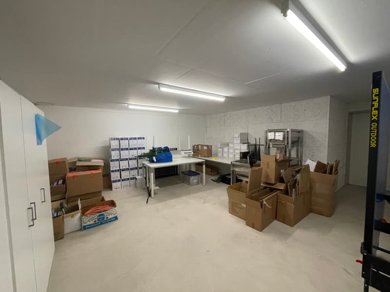 Attractive commercial space with separate storage and 10 parking spaces (10)