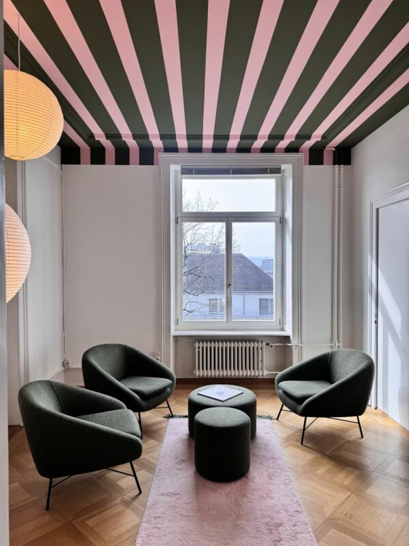 Einzelner vollausgestatteter Arbeitsplatz im Gemeinschaftsbüro (5)