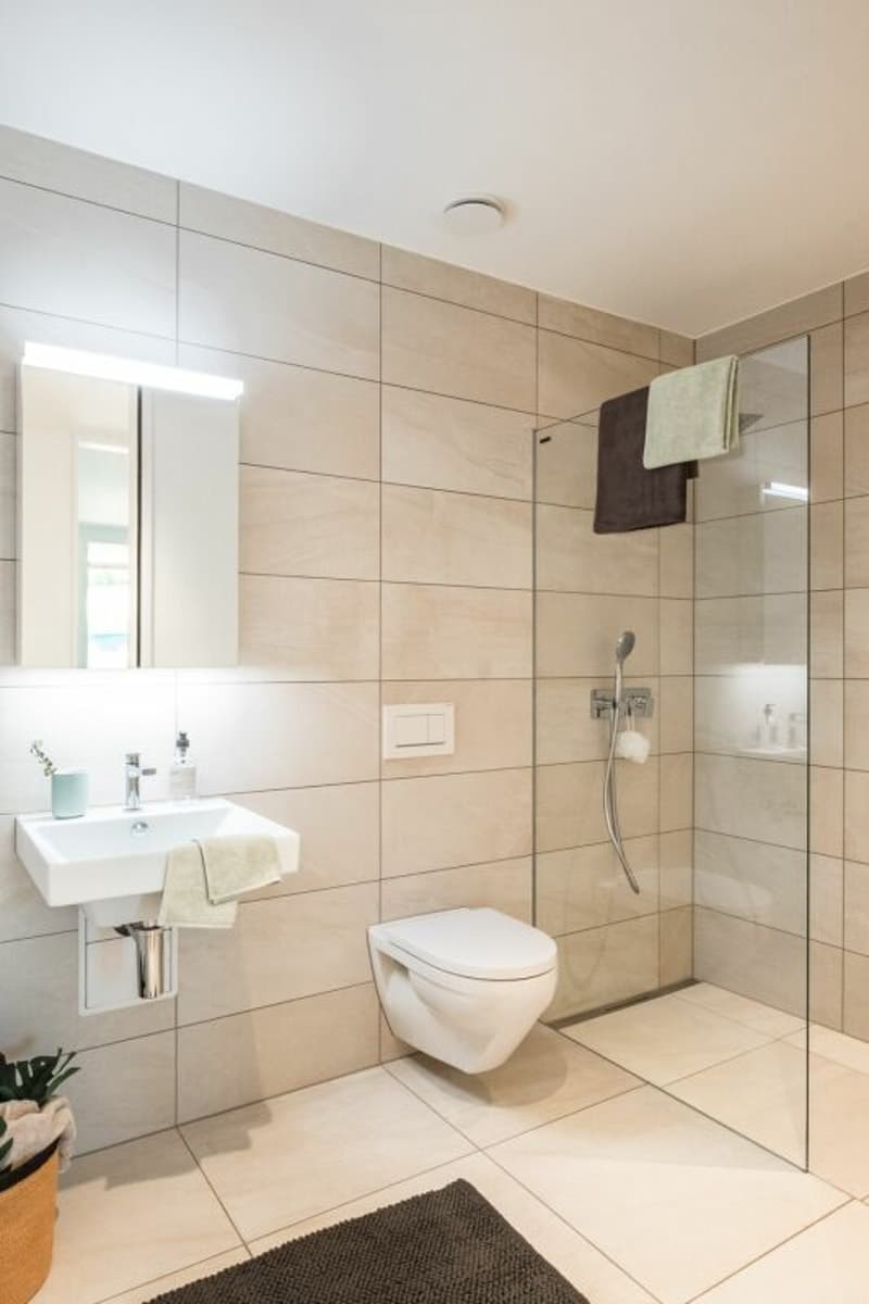 Gästebadezimmer mit Dusche, Lavabo und WC