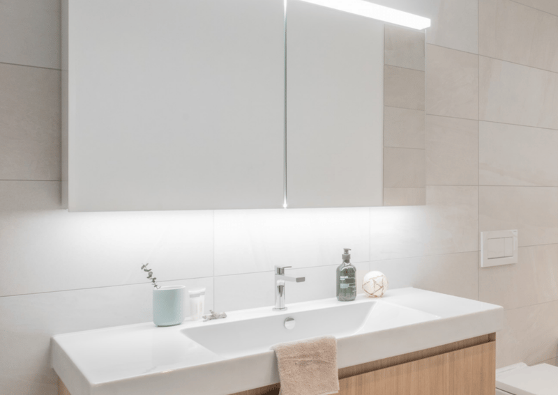 Tageslicht Badezimmer en suite mit Dusche, Lavabo und WC