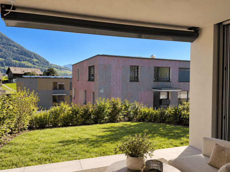 Gedeckter Sitzplatz und privater Garten mit Blick auf die Rigi traumhaft eingebettet