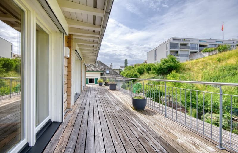2-Zimmer-Wohnung mit Terrasse über die ganze Wohnungslänge Viel Holz, viel Licht und eine Terrasse, die alles verbindet (2)