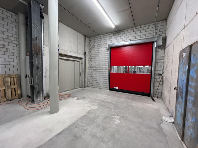 Zentrale Lager- und Produktionsflächen (9)
