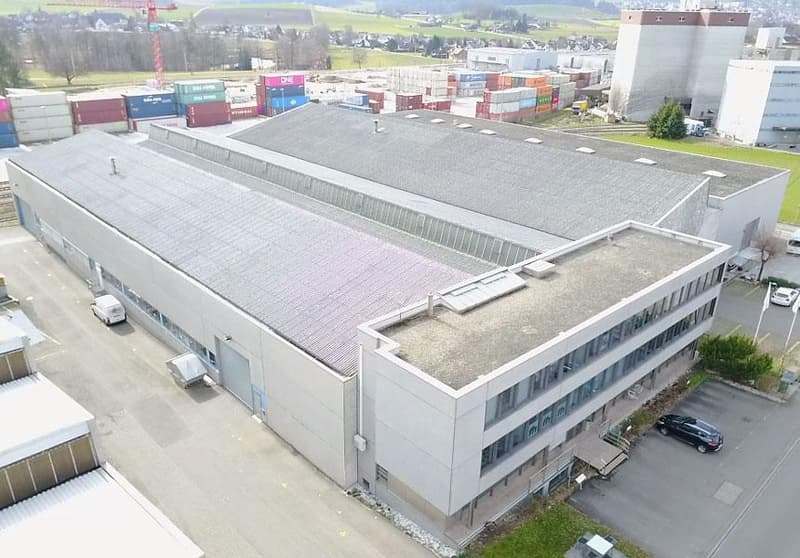 Spacious commercial space in a central location in Niederhasli (1)