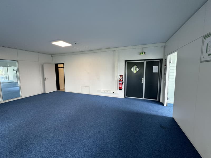 Spacious office and commercial space for rent (11)