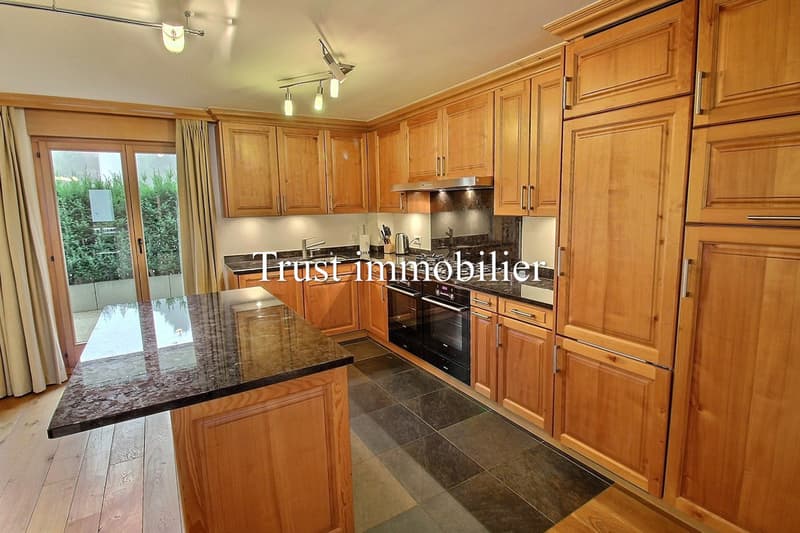 5003. Double appartement en RdC au centre de Crans (10)