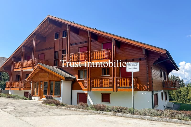 3010. EXCLUSIVITE. Appartement traversant dans jolie résidence (1)