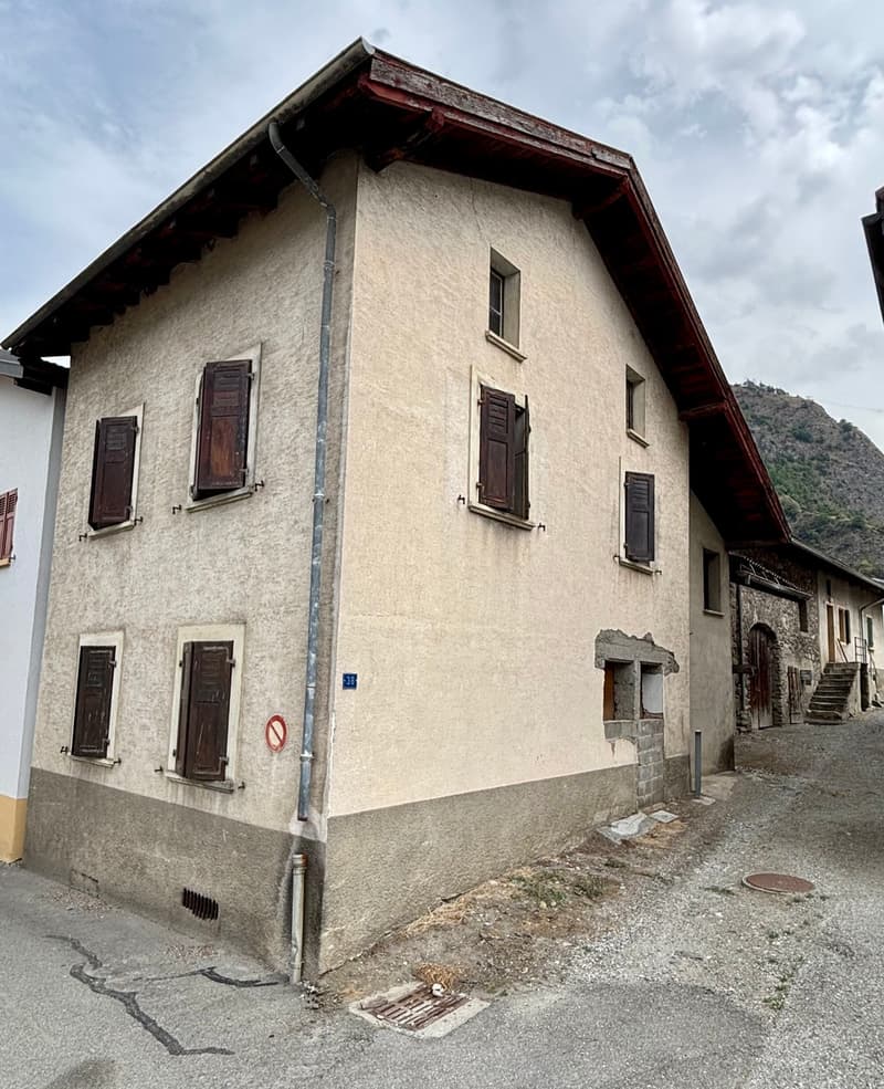 2005M-Riddes. Village house with great potential for renovation (3)