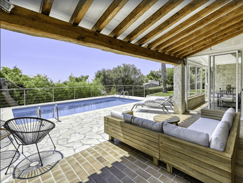 Proche Golf de Bandol . Villa bord de mer avec piscine louée à la semaine. Domaine privée securisée. (2)