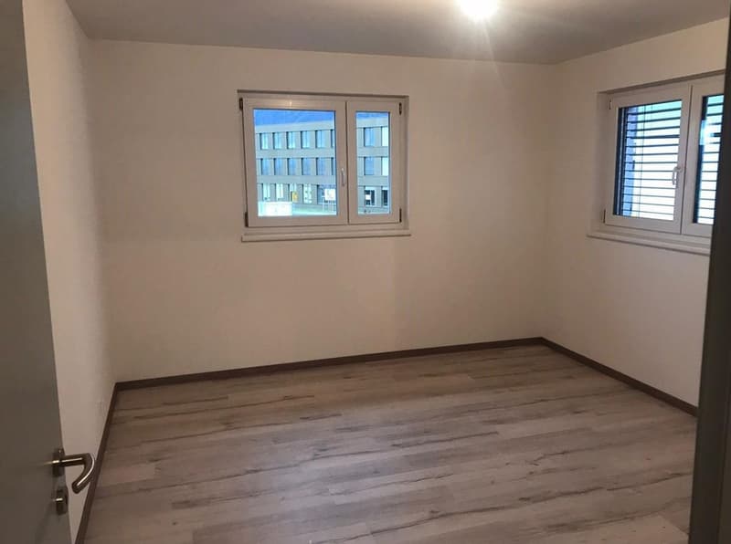 Superbe appartement de 2.5 pièces au premier étage à côté de l'hôpital (4)